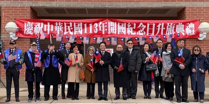 台湾的驻美副代表郑荣俊（中）和姜森（右四），以及部分侨领在升旗典礼中与大家团拜。 （摄影：记者凯迪）