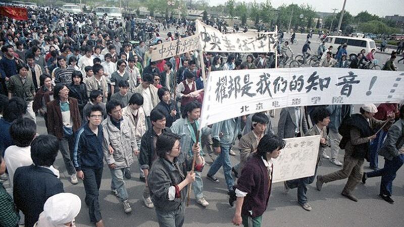 北京大学生在八九民运期间打出悼念胡耀邦的横幅（刘建拍摄提供）