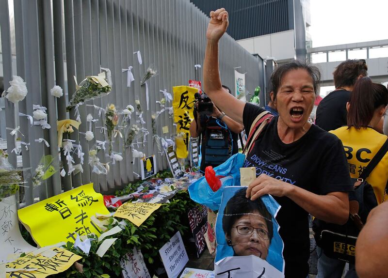 2019年6月18日，一名香港市民高呼口号，要求香港特首林郑月娥下台。（法新社）