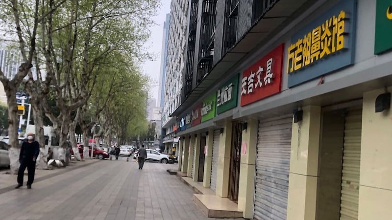 武汉市多数店铺打烊，街道冷冷清清。（志愿者提供/记者乔龙） 