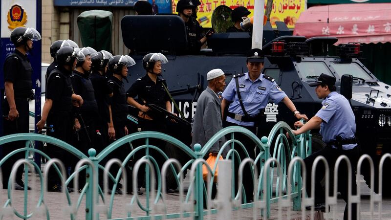 资料图片：中国警察在新疆乌鲁木齐大集市外巡逻。（美联社）