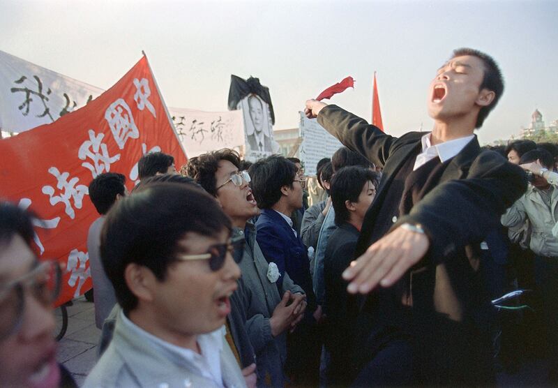 1989年4月22日，天安门广场，政法大学学生齐唱国际歌。左三是学生隋显斌（现名隋牧青，郭飞雄的辩护律师），后来参与建立北京市民自治会，被捕入狱。（法新社）