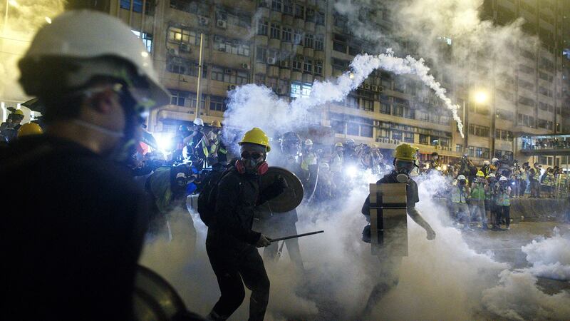 2019年7月21日，香港防暴警察向示威者发射催泪弹。（美联社）