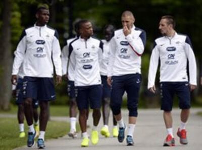 (Từ trái qua): Trung vệ Paul Pogba, hậu vệ Patrice Evra, tiền đạo Karim Benzema và tiền đạo Franck Ribery tại một buổi tập luyện của đội tuyển Pháp tại Clairefontaine-en-Yvelines, ngoại ô Paris hôm 29/5/2014. AFP