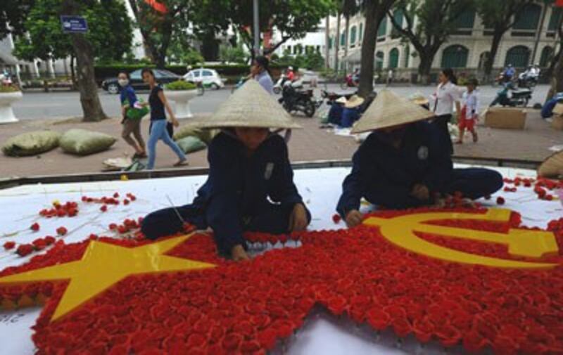 Công nhân kết hoa chuẩn bị cho ngày 2 tháng 9 tại Hà Nội. AFP photo