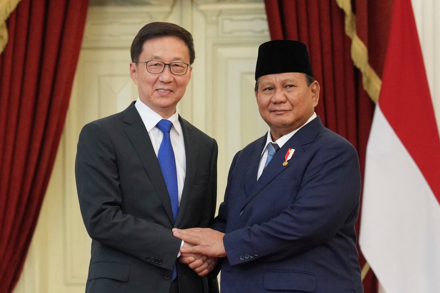 Indonesiens neu vereidigter Präsident Prabowo Subianto (r.) begrüßt Chinas Vizepräsident Han Zheng während seines Treffens im Merdeka-Palast in Jakarta am 20. Oktober 2024. (Foto von Achmad IBRAHIM / POOL / AFP)