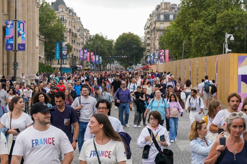 Crowds of spectators gather near a security cordon in Paris ahead of the Olympic Games opening ceremony, July 26, 2024. (RFA)