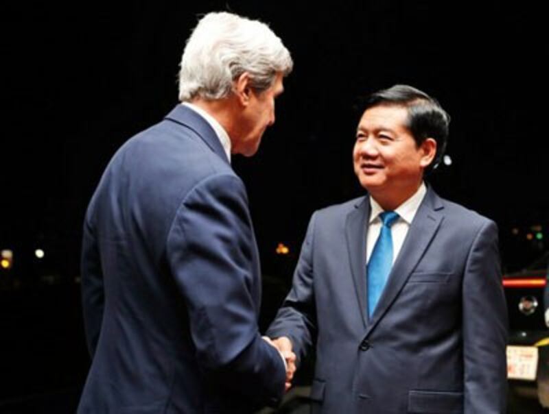 Ngoại trưởng Mỹ John Kerry (trái) và Bí thư Thành ủy Thành phố Hồ Chí Minh Đinh La Thăng tại thành phố Hồ Chí Minh ngày 13 tháng 1 năm 2017.