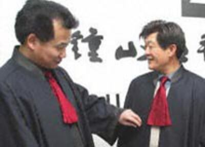 CHINA-LAWYERS-ROBE200.jpg