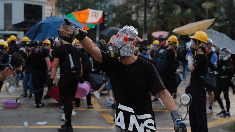 2019年8月5日，香港民众再次上街游行。图为一名手持砖头的抗议者。（美联社）