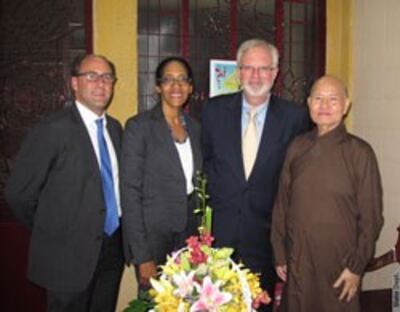 Từ trái qua phải, Nick Snyder, Viên chức Chính trị của Lãnh sự quán Hoa Kỳ tại Thành phố Hồ Chí Minh, Kathleen Peoples, Viên chức Chính trị của Lãnh sự quán Hoa Kỳ tại HCMC, Đại sứ Hoa Kỳ tại Việt Nam David Shear và Thượng tọa Thích Quảng Độ, Lãnh đạo của Giáo hội Phật giáo Việt Nam Thống nhất và ứng viên giải Novel Hoà bình 2012 sau cuộc thảo luận ngày 17/8/2012. Courtesy US Embassy.