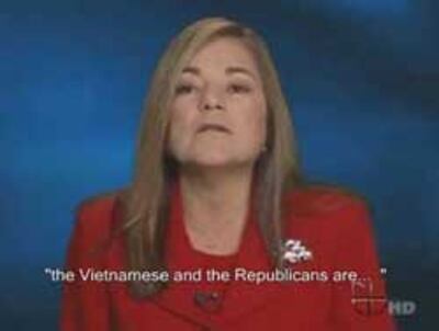 Dân biểu Loretta Sanchez đang trả lời phỏng vấn Đài Univision bằng tiếng Tây Ban Nha. Hình chụp từ video của Univision/ Youtube.