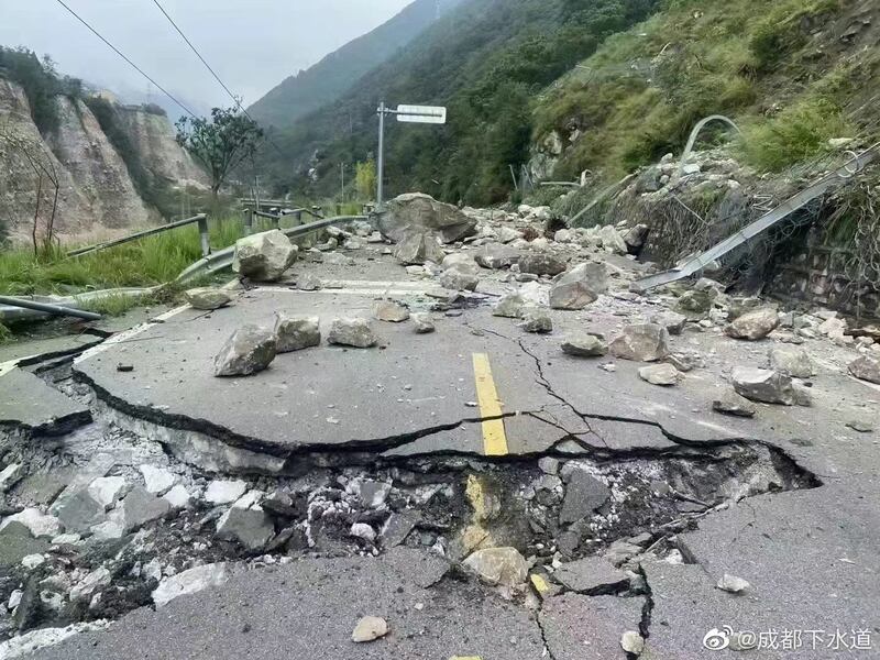 地震导致山体滑坡。（微博/古亭提供）