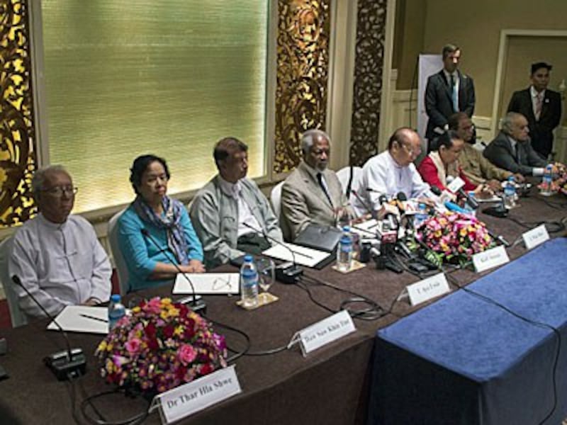 Former United Nations secretary-general Kofi Annan (4th L) holds a press conference with other members of an advisory commission on Myanmar's Rakhine State in Yangon, Sept. 8, 2016.