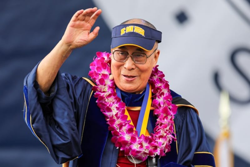 The 14th Dalai Lama wears a university visor before delivering the commencement speech to the 2017 graduating class at UC San Diego in San Diego, California, June 17, 2017. (Mike Blake/Reuters)