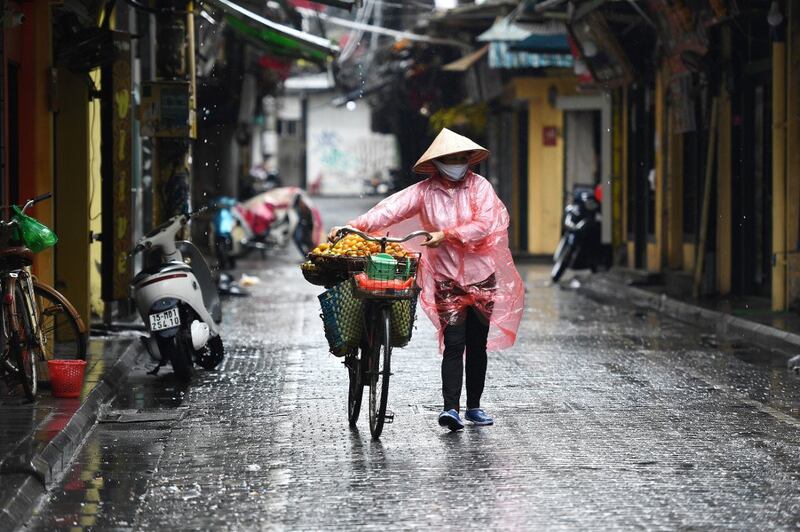 Một người bán hàng rong trên đường phố Hà Nội. 