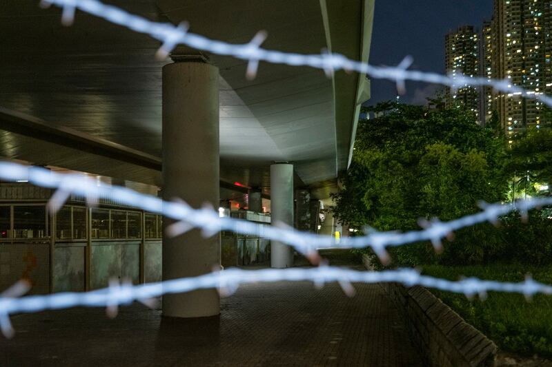 近年香港政府用铁丝网围封了本为街友落脚点的通州街天桥底。（摄影／陈朗熹）