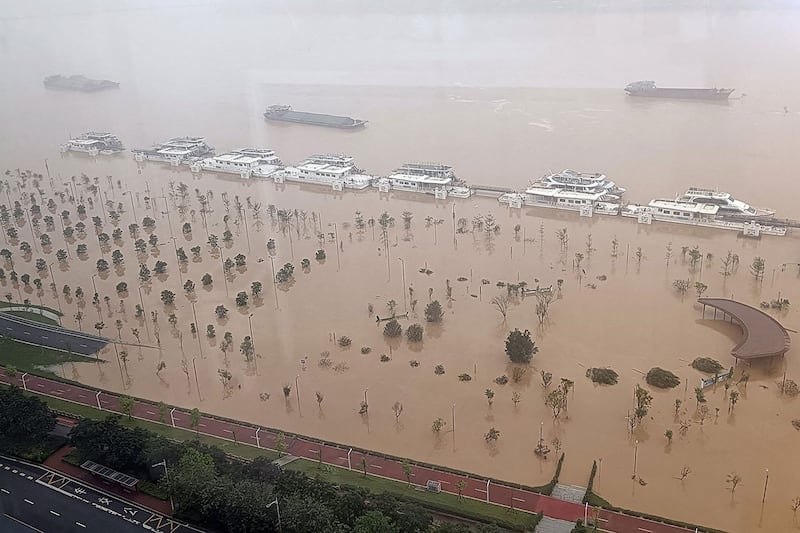 22024年4月28日，广东省清远市遭暴雨袭击后，建筑物和街道出现洪涝灾情。（法新社）