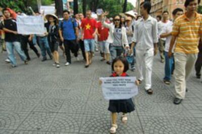 anti-china-protest-in-saigoni-06122011-2-250.jpg