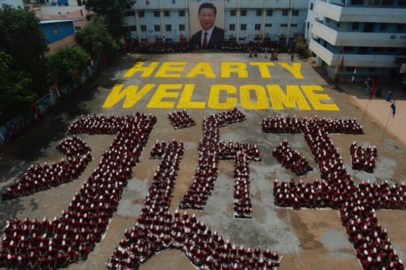 印度学生在空地排出习近平三个大字，并且挂出大幅肖像，欢迎习近平访问印度。(AFP)