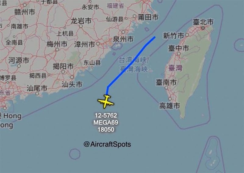 “飞机守望”（Aircraft Spots）发布的照片显示，美国两架隶属于空军的MC-130J特种作战飞机穿越台海。(截图自Aircraft Spots twitter)