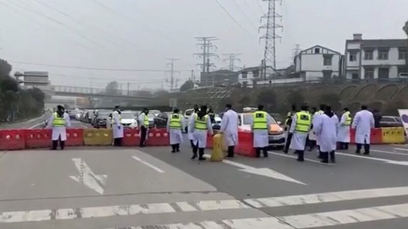 武鄂高速公路龚家岭主线收费站于1月23日中午一点关闭（视频截图）