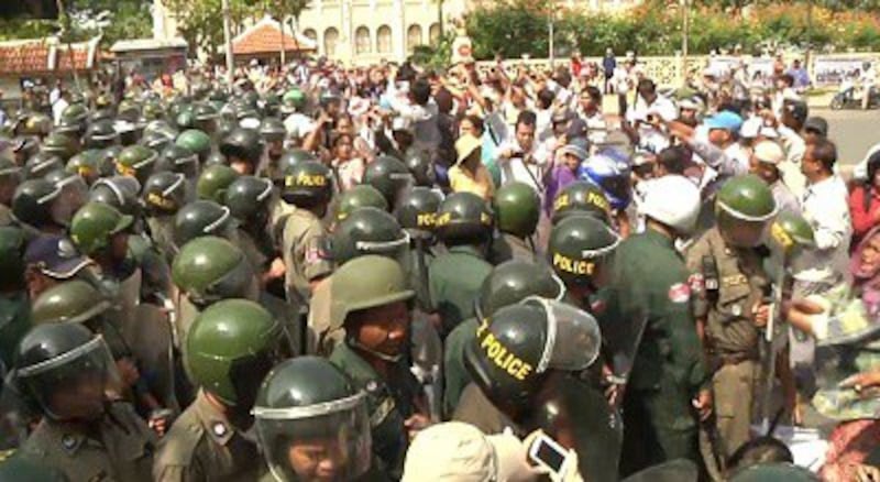 Land activists from Boeung Kak, Borei Keila, and Thmor Korl clash with police near City Hall in Phnom Penh, Oct. 30, 2013. Photo credit: RFA. 