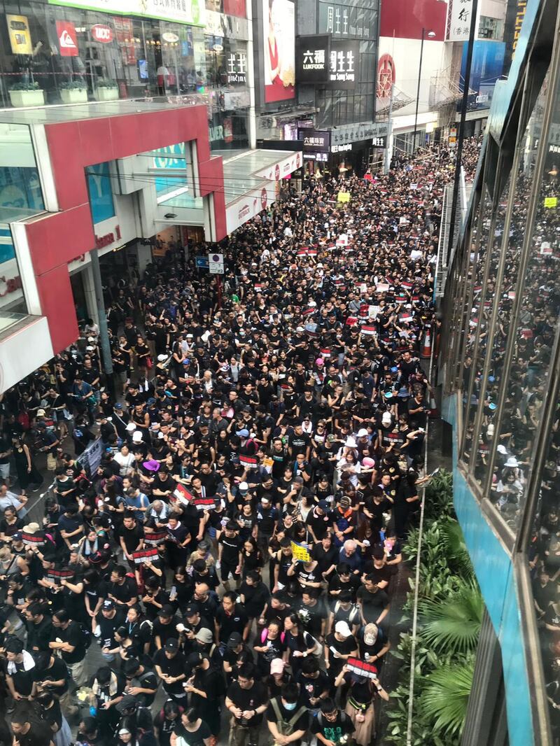 2019年6月16日，香港数以万计的市民示威大游行，要求香港领导人下台，并撤回引渡法案。（本台记者摄）