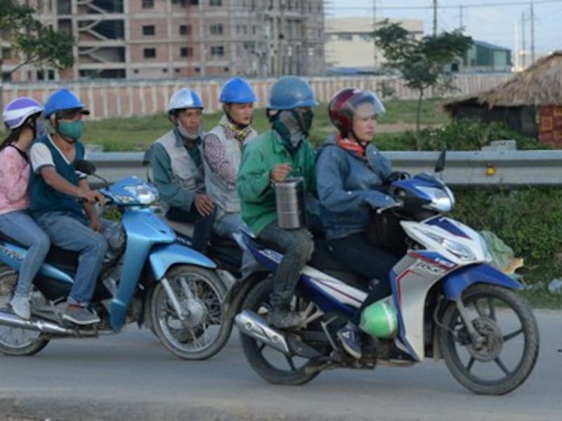 Công nhân Việt Nam sau giờ tan ca.