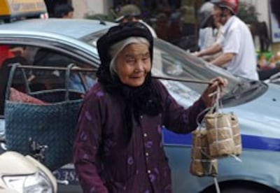 Một cụ bà bán bánh tét những ngày giáp tết ở Hà Nội năm 2013. AFP photo