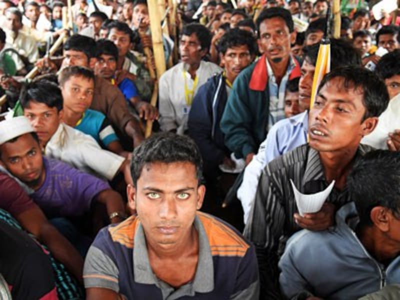 Rohingya Muslim refugees wait to get their relief cards signed by Bangladesh Army officers so they can collect relief aid at Moynar Ghona refugee camp in Ukhia subdistrict, Cox's Bazar, Bangladesh, Nov. 1, 2017.