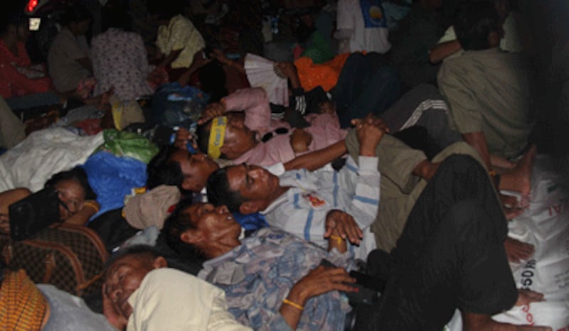 A group of CNRP supporters spending the night at Freedom Park, Sept. 15, 2013. (RFA Photo)