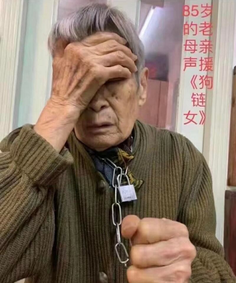 一位85歲高齡的老人，以行為藝術聲援徐州「八孩之母」楊某俠。（網上圖片）