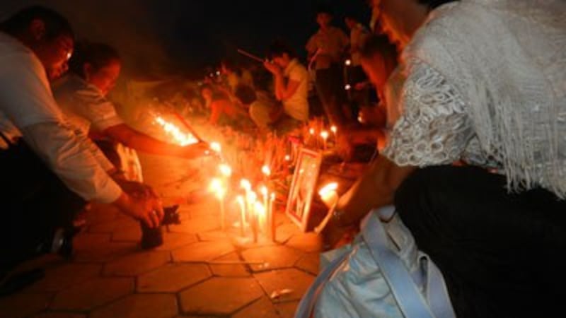 Cambodians gather in front of the Royal Palace in Phnom Penh to honor King Norodom Sihanouk, Oct. 17, 2012. Credit: RFA