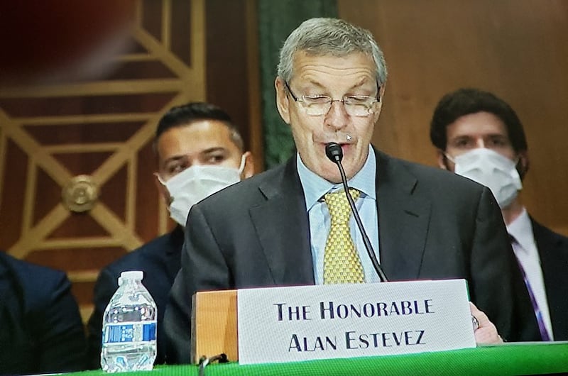 美国商务部负责出口管制的工业和安全局局长艾伦·埃斯特维斯（Alan Estevez）表示，拜登政府正在审查向中国出口一些半导体芯片的政策，以确保先进的技术不会最终落入北京。（视频截图）