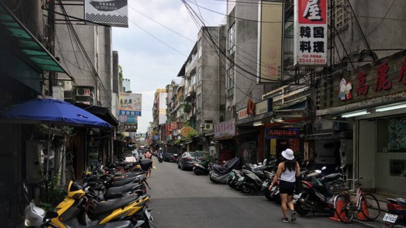 中午用餐时间台北市街道几乎没有人、车通行。(记者 黄春梅摄)