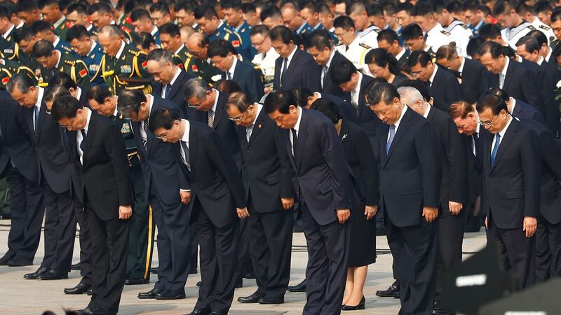 2019年9月30日，中共建政70周年日前夕，中共政治局常委习近平带领全体常委到毛泽东纪念堂朝拜，并向烈士纪念碑献上花篮及默哀。（路透社）