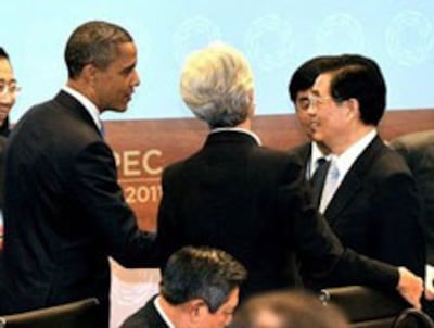 Tổng thống Barack Obama (T) chào đón chủ tịch TQ Hồ Cẩm Đào (P) trước Hội nghị thượng đỉnh châu Á-Thái Bình Dương hợp tác kinh tế tại Kapolei, Hawaii vào ngày 13 tháng 11 năm 2011. AFP photo/Japan Pool/Satoru Semba.