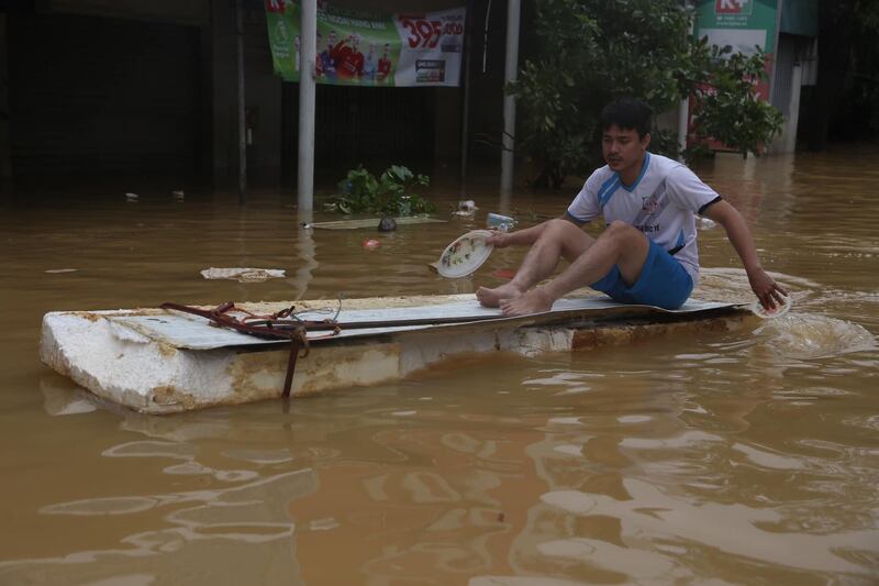 Ảnh minh họa. Một người dân di chuyển trên một cái phao tự chế, ở huyện Lệ Thủy, tỉnh Quảng Bình. Hình chụp ngày 21/10/2020.