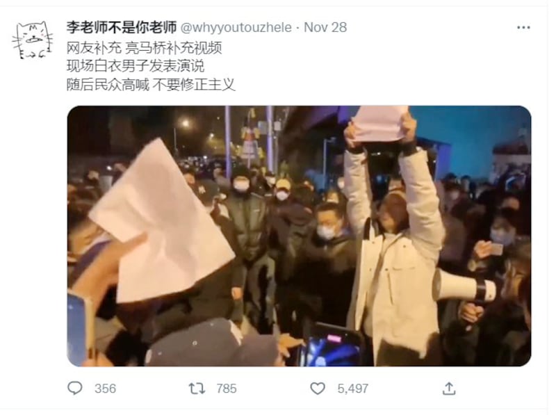 Un manifestante en China habla ante una multitud en esta captura de pantalla de un video publicado en la cuenta de Twitter “El Sr. Li no es su maestro” el 29 de noviembre de 2022.