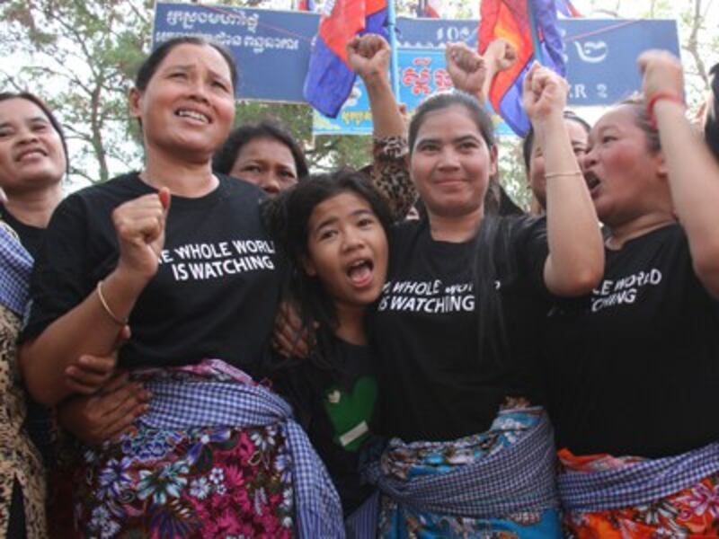 Boeung Kak community leader Tep Vanny (2nd from R) and other activists are released from prison in Phnom Penh, April 11, 2015. Credit: RFA