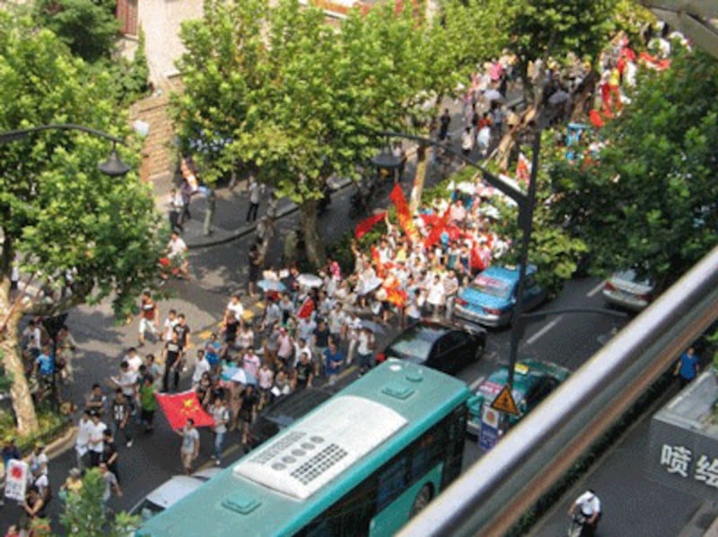 Chinese protesters march in an anti-Japanese demonstration in east China's Zhejiang province, Aug. 19, 2012. AFP