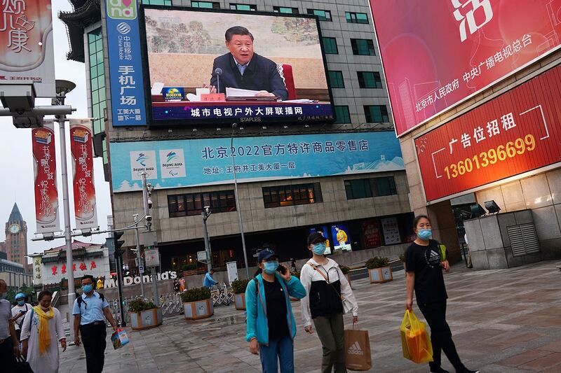 图为北京一家商场的大屏幕上播放中国领导人习近平的新闻片段。有分析认为，习近平打压民营经济，而 失业潮使民众悲观。（路透社图片）