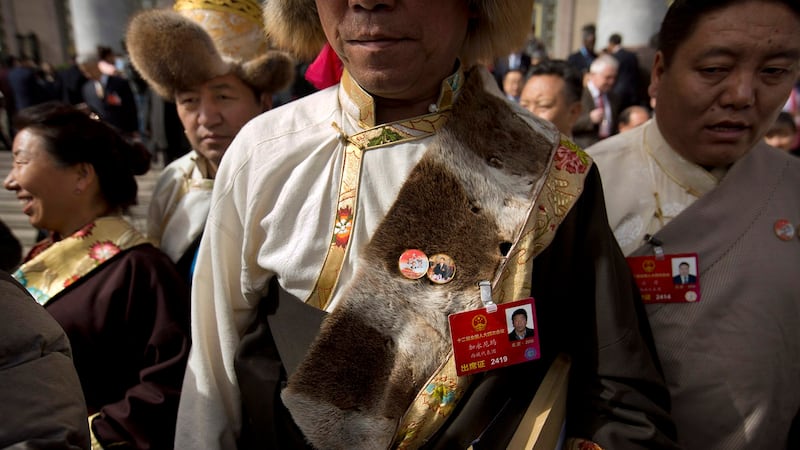 在北京出席会议的藏族代表戴着有习近平等国家领导人的胸章。（美联社资料图片）