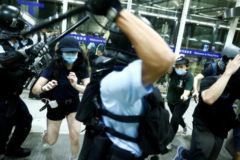 2019年8月13日，在香港国际机场防爆警察袭击示威者。（路透社）