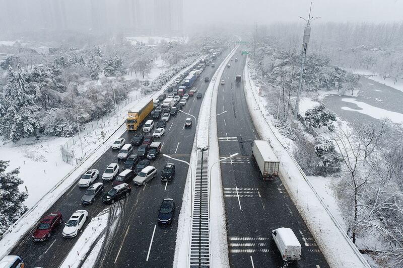 2024年2月6日的大雪导致武汉高速公路的交通拥堵（法新社）