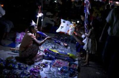 Một khu chợ đêm ở Yangon hôm 01 tháng 03 năm 2012. AFP photo.