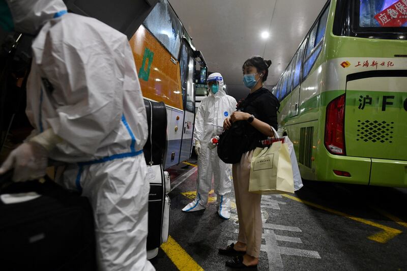 民众在上海浦东机场前往隔离酒店。（AFP）