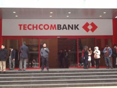 Bên ngoài một chi nhánh ngân hàng Techcombank ở Hà Nội trưa ngày 24/12/2012. RFA photo.