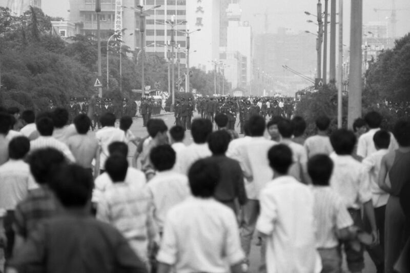 1989年，四川成都街头民众争民主、反贪腐、救经济，与军警对峙。（联邦众议员Andy Levin提供）